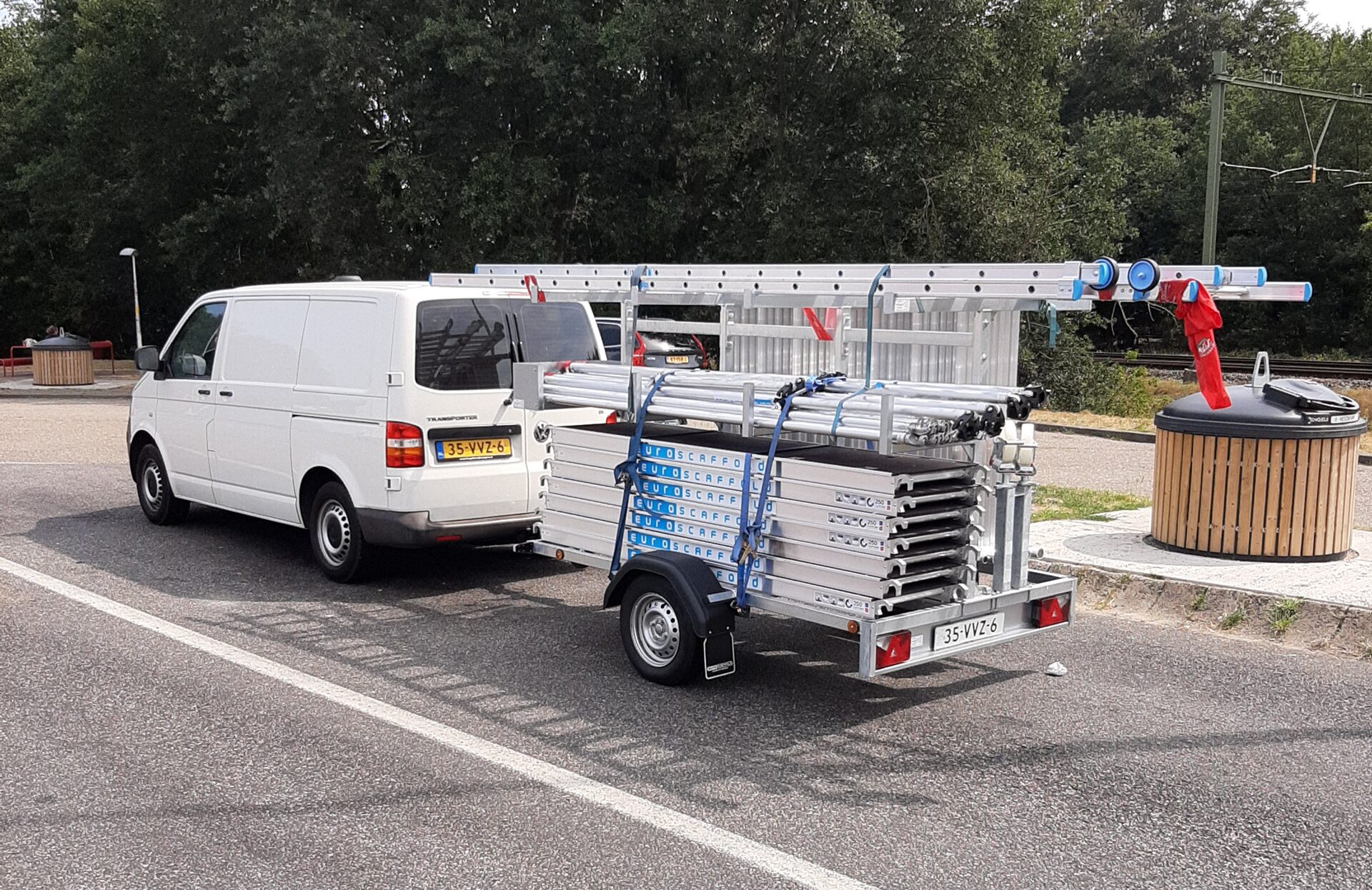 Bestelbus met aanhanger en rolsteigermateriaal
